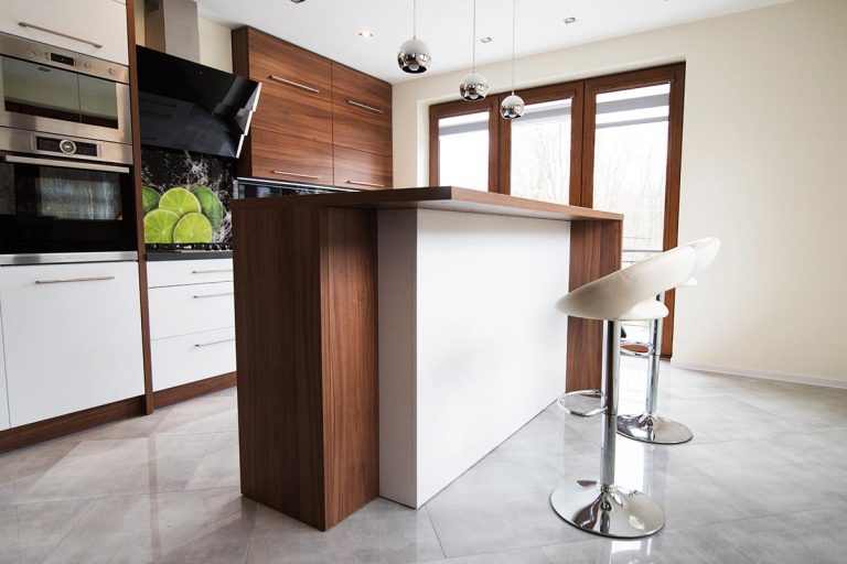 Kuchnia z wyspą: Klucz do funkcjonalności i stylowego wnętrza.