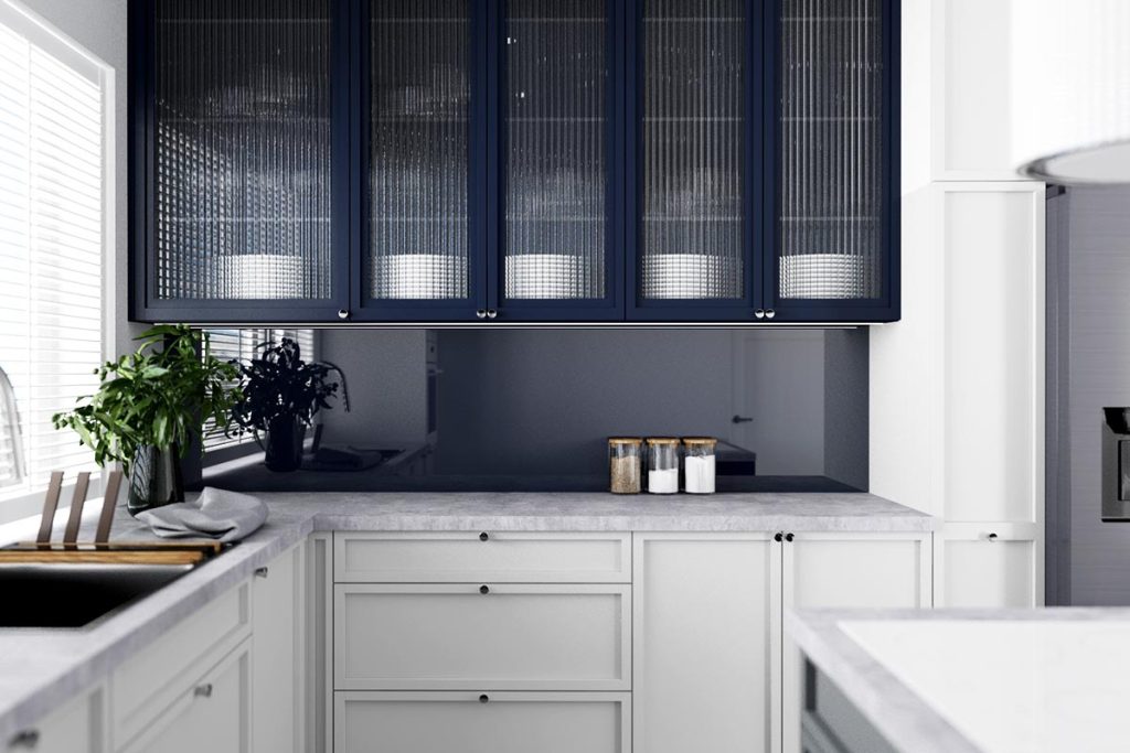 szkło hartowane między szafkami w kuchni